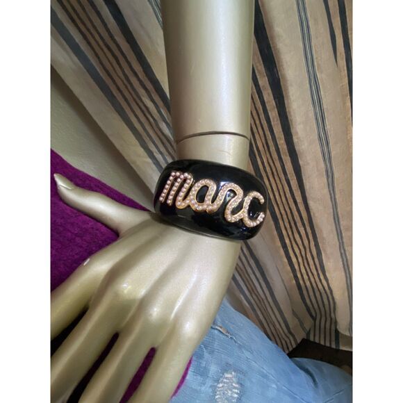 NWT Marc by Marc Jacobs Pearl Encrusted Logo Black Resin Cuff Bracelet - Picture 1 of 5